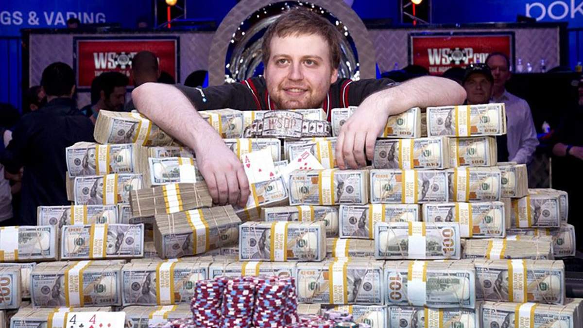 Чемпион мира по покеру выиграл очередной турнир и более 200 тысяч долларов