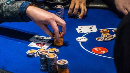 Баттон – самая выгодная позиция за покерным столом