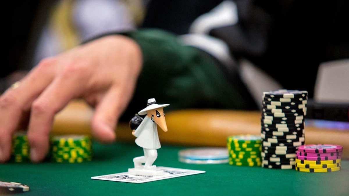 Покерные суеверия: "охранник карт"