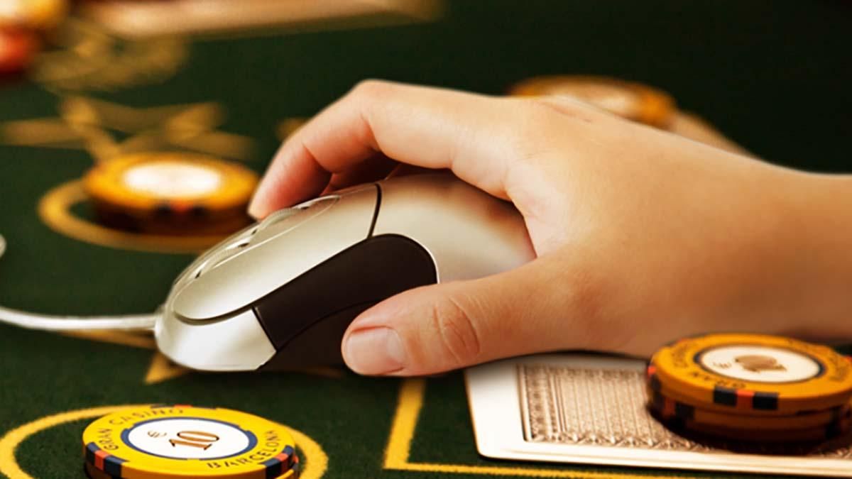 Звездные канадцы поощряют покеристов сидеть дома и играть онлайн