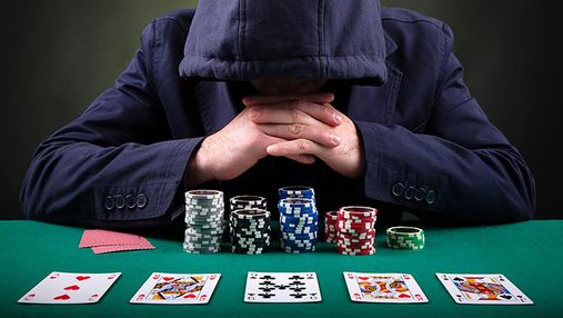 Мужчину наказали за победу в женском покерном турнире