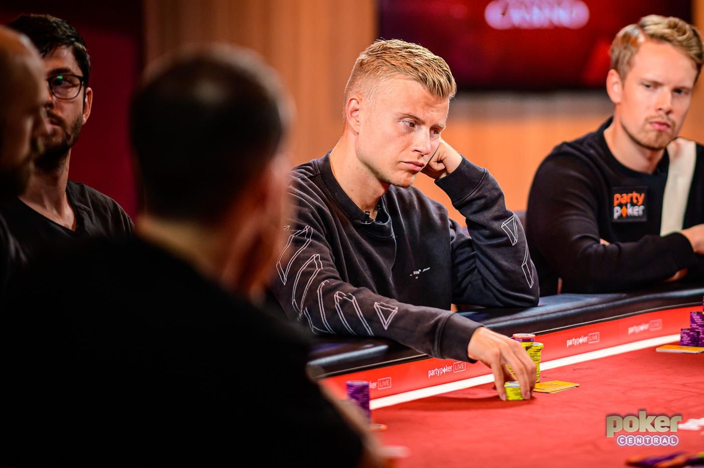 Финский покерист выиграл фиолетовый пиджак и 735 тысяч долларов