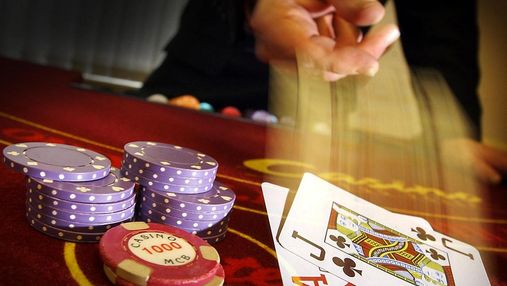 Самый главный за столом: профессия покерного дилера