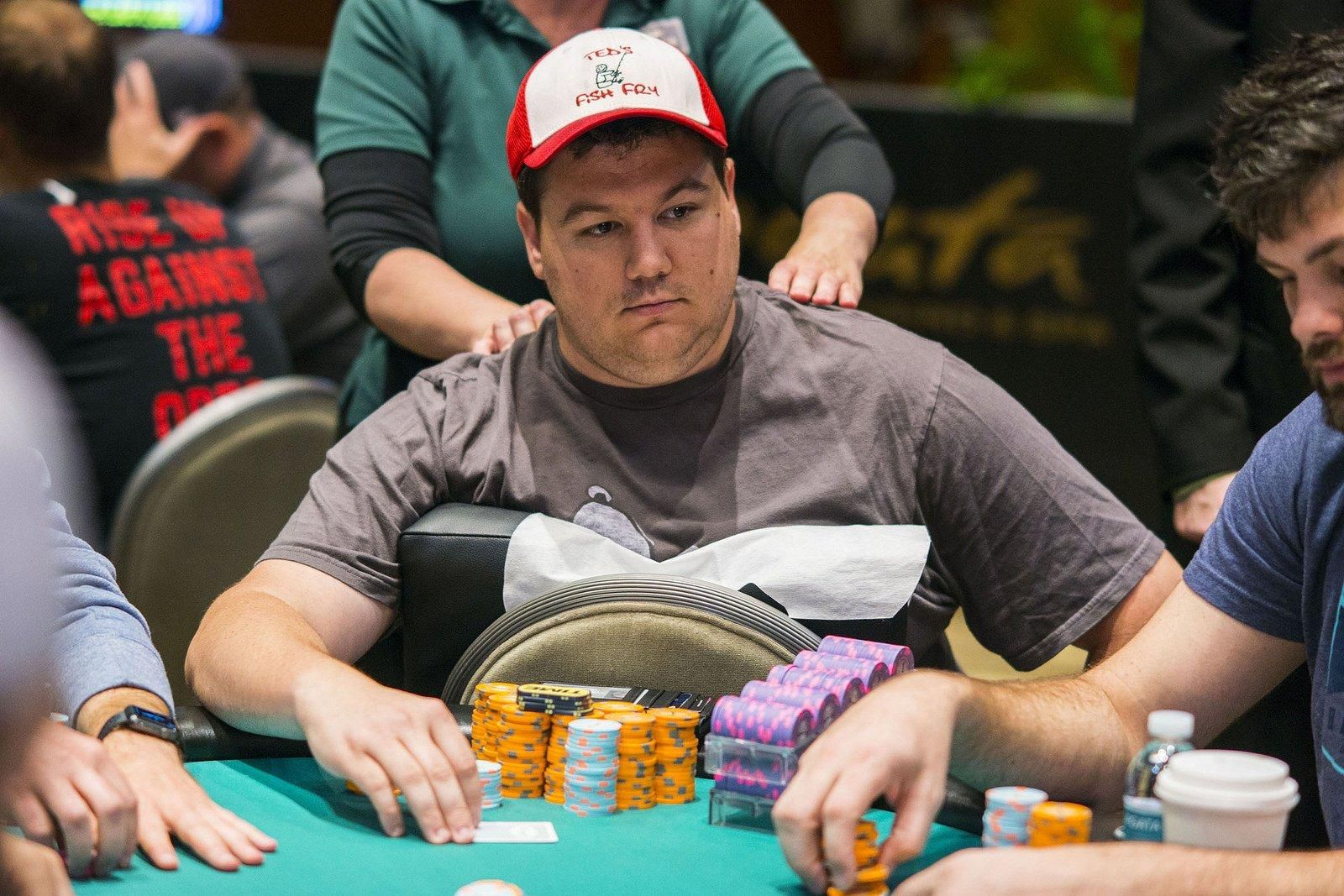Американський мільйонер підхопив COVID, але продовжує грати у покер