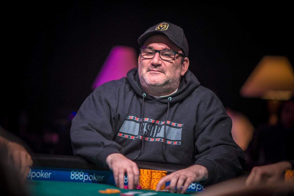 Відомий покерист, який виграв 9.5 млн доларів, ризикує залишитися "без штанів"