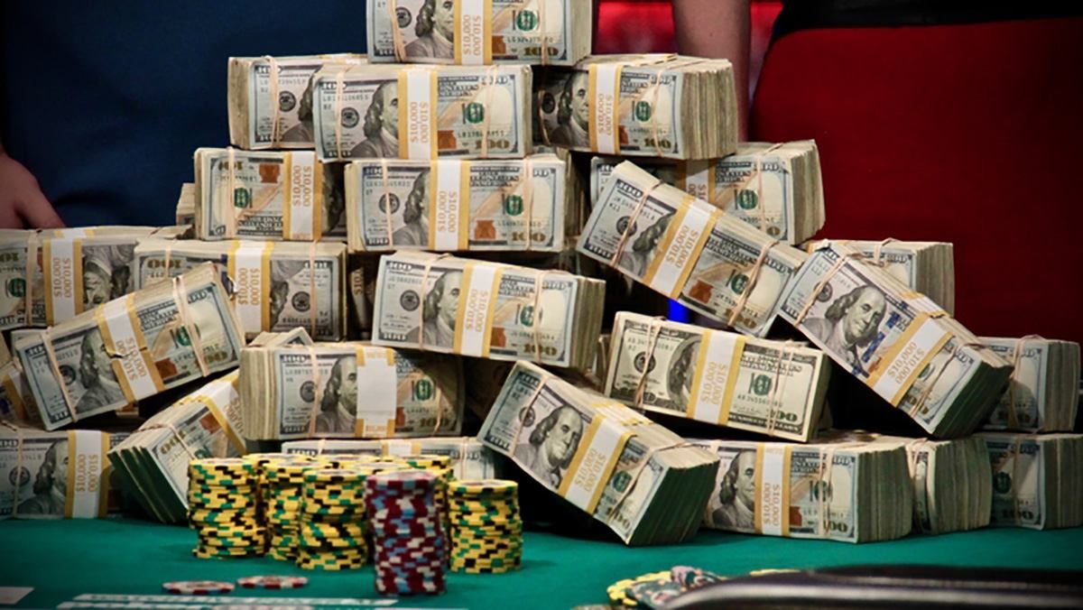 Звездные хайроллеры разыграли 1,8 миллиона долларов за финальным столом
