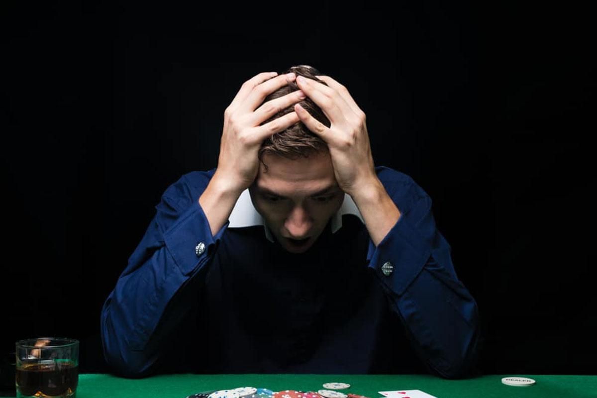 Як емоції заважають заробляти мільйони — пояснює покерист