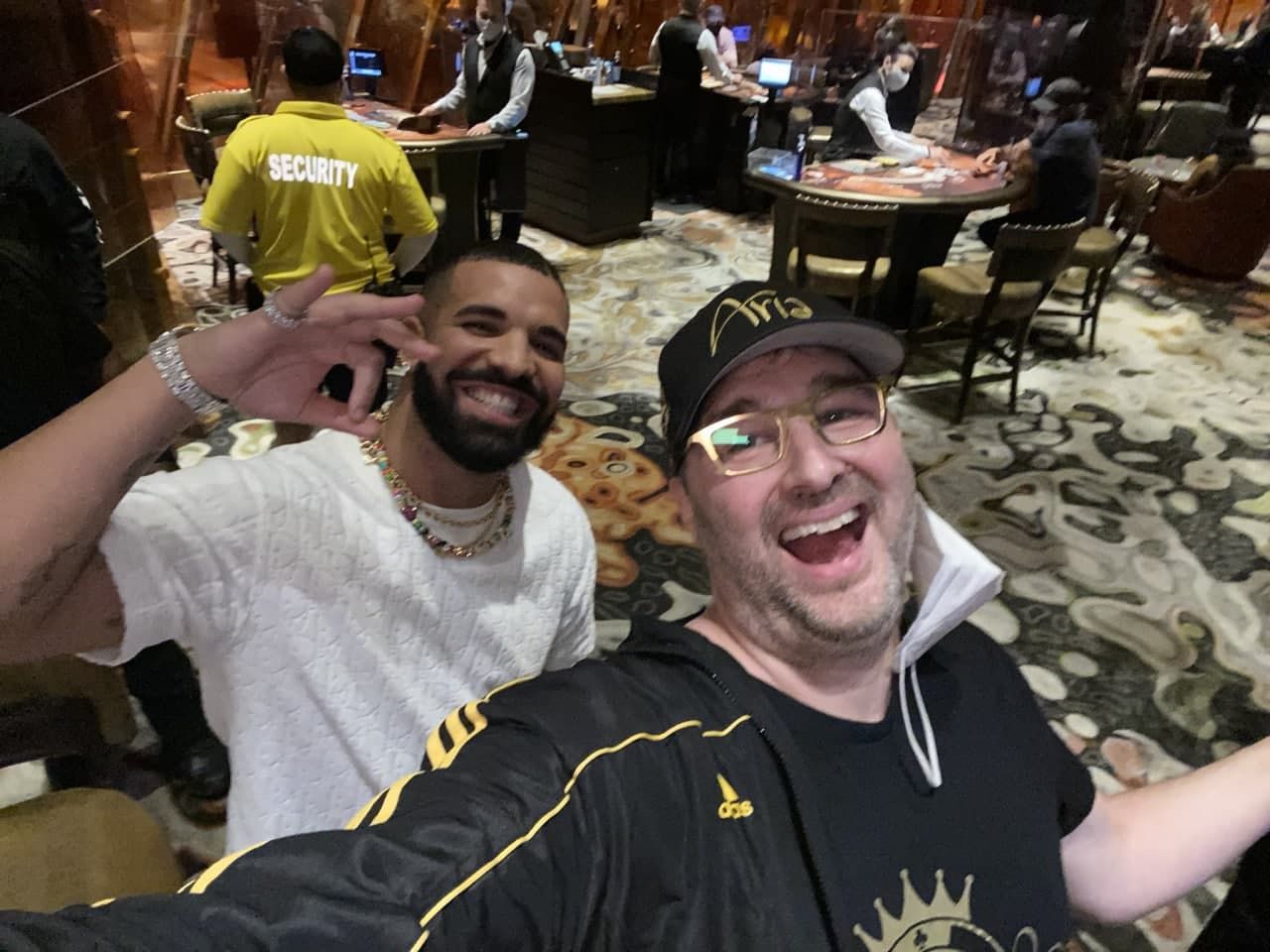 Рэпер Дрейк загулял в казино с легендой покера