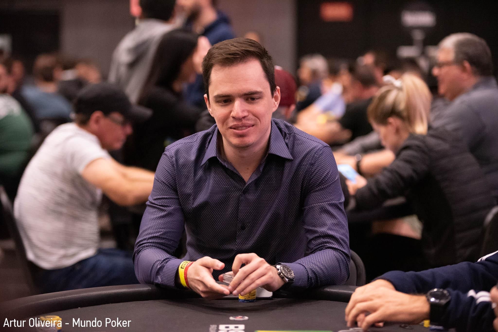 Бразилець заробив 1,4 мільйона доларів, граючи з телефону в покер - Покер