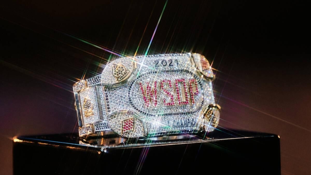 Їх залишилося троє: хто забере 8 мільйонів доларів та золотий браслет Main Event WSOP - Покер