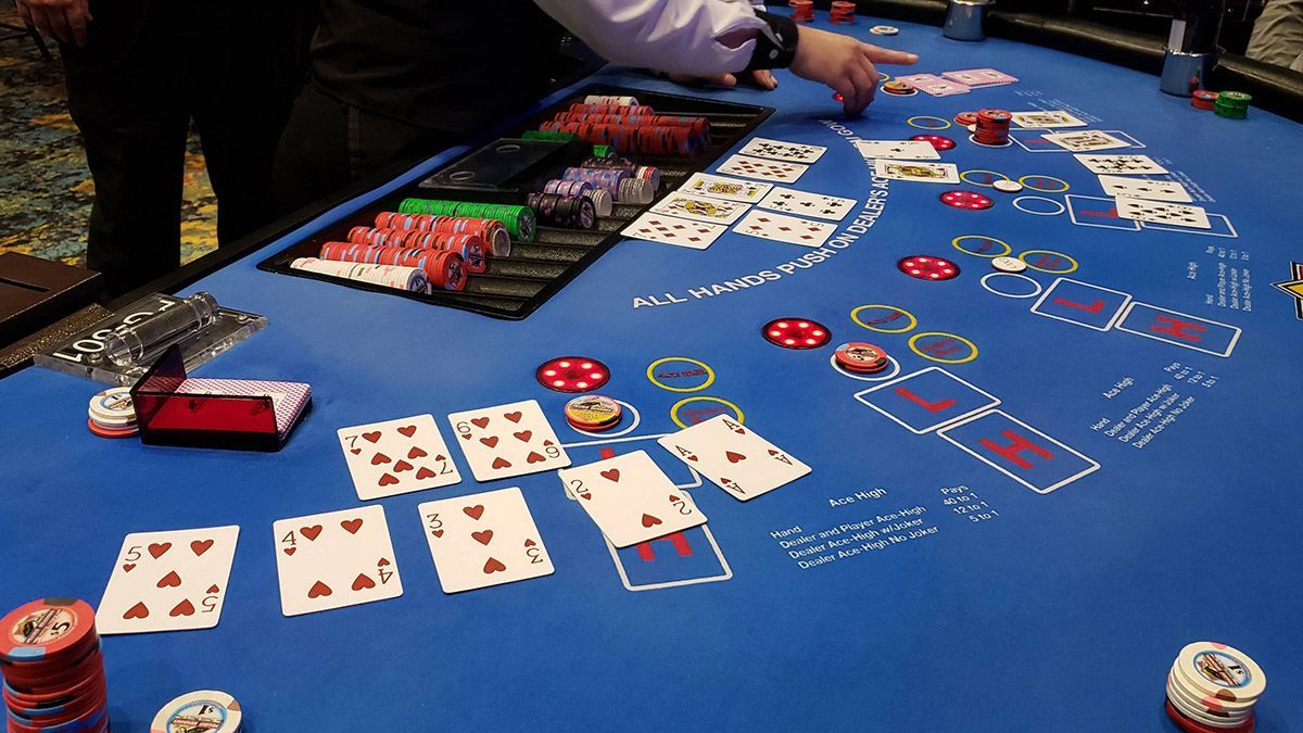 Женщина выиграла почти миллион долларов, впервые сев за покерный стол