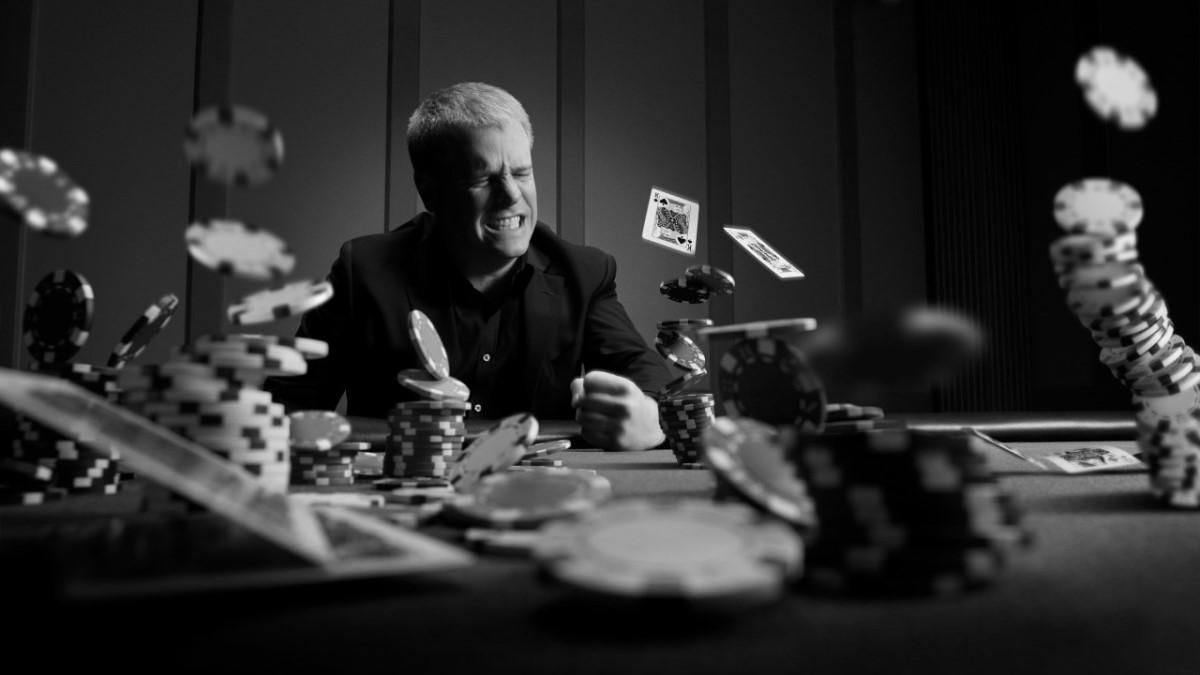 Гельмут відпочиває: у Японії розгніваний гравець перевернув покерний стіл - Покер
