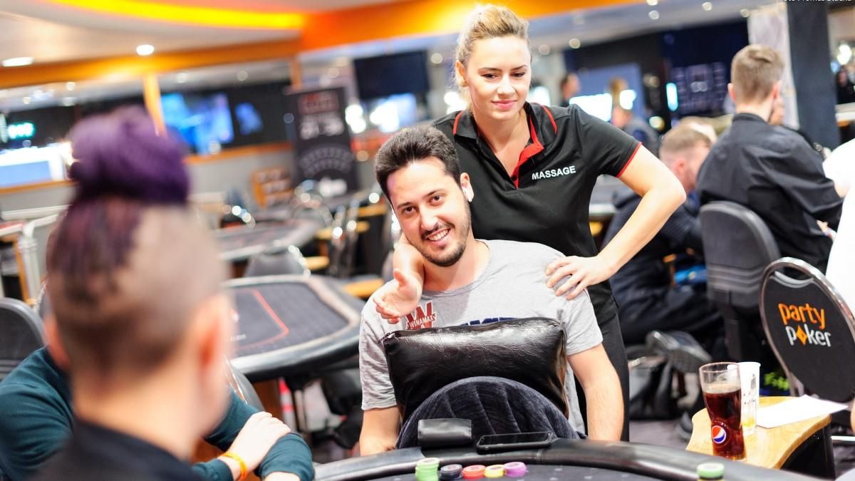 Перший скандал на WSOP  масажистку покерних гравців звільнили за надмірне старання в роботі - Покер