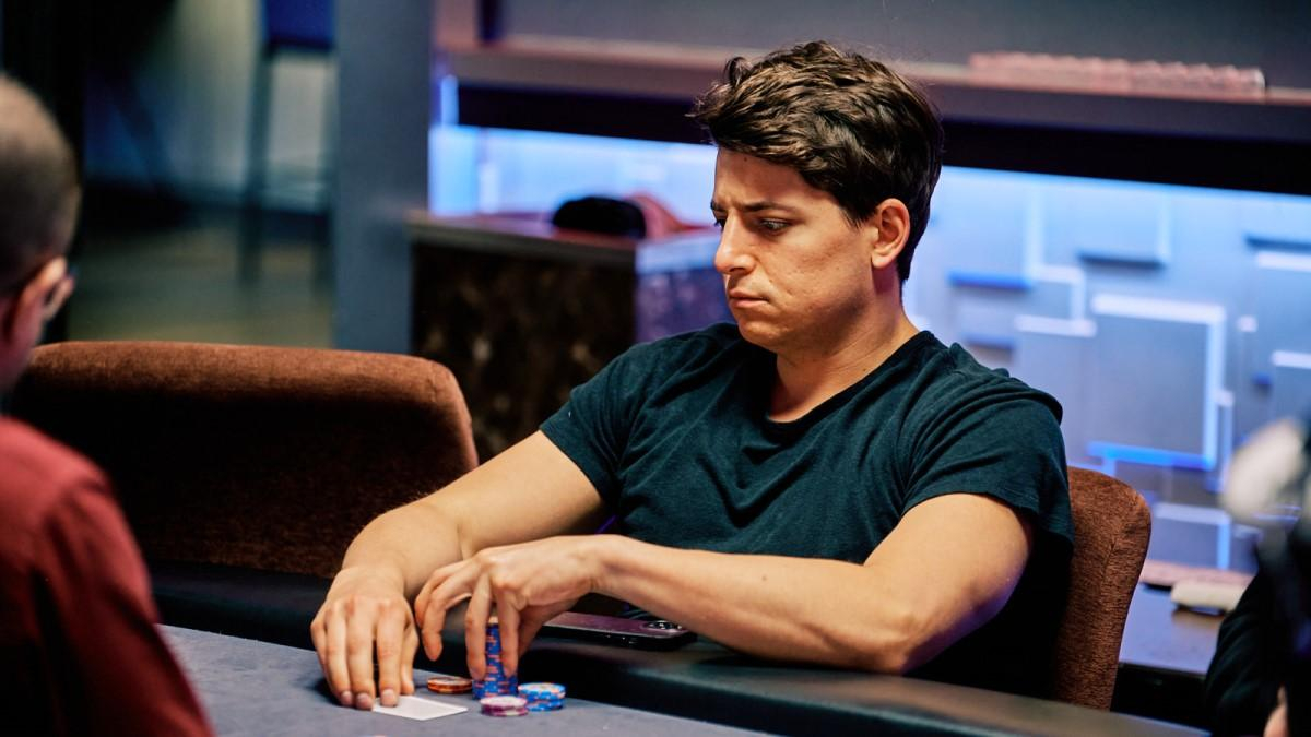 Джейк Шиндлер лидирует в гонке "Игрок года" на Мировой серии покера - Покер