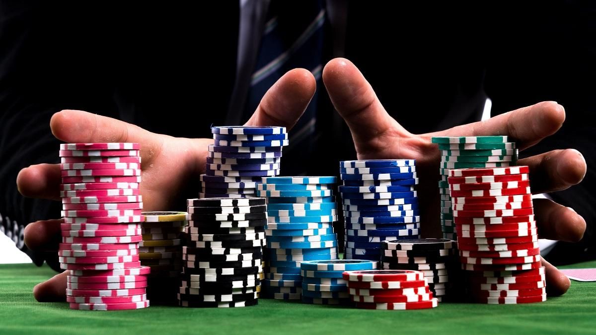 Виклик Аддамо та Маліновському  український покерист зіграє за фінальним столом великого турніру - Покер