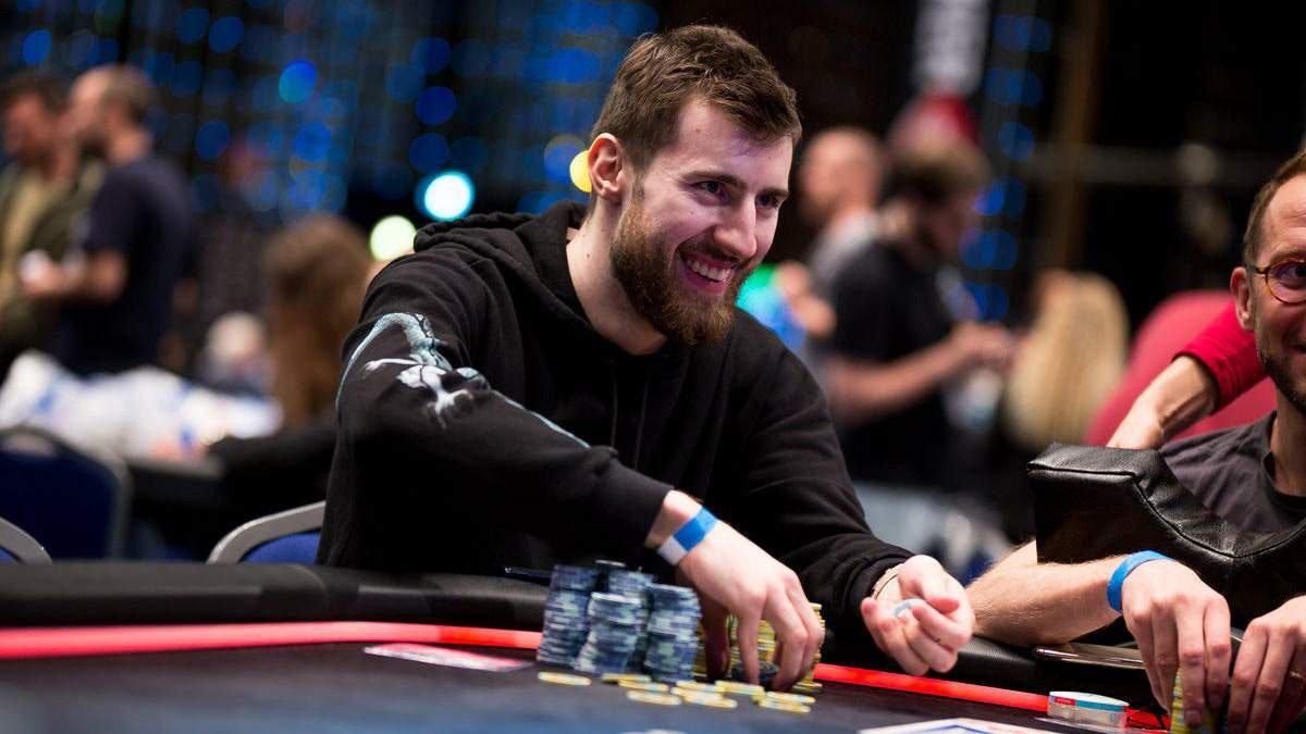 Сражает наповал  Виктор Малиновский раскрутился с 4 блайндов и выиграл 273 800 долларов - Покер