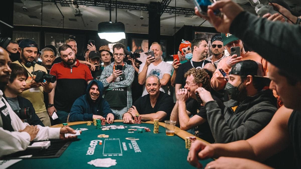 Зажигает в Лас-Вегасе  украинец Артем Сугак продолжает бороться за титул чемпиона мира по покеру - Покер