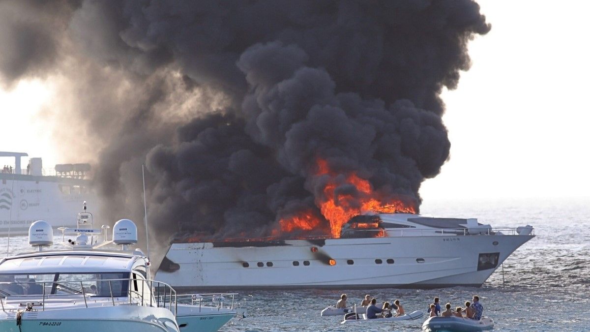 У Середземному морі згоріла дотла розкішна яхта професійного гравця у покер – відео - Покер