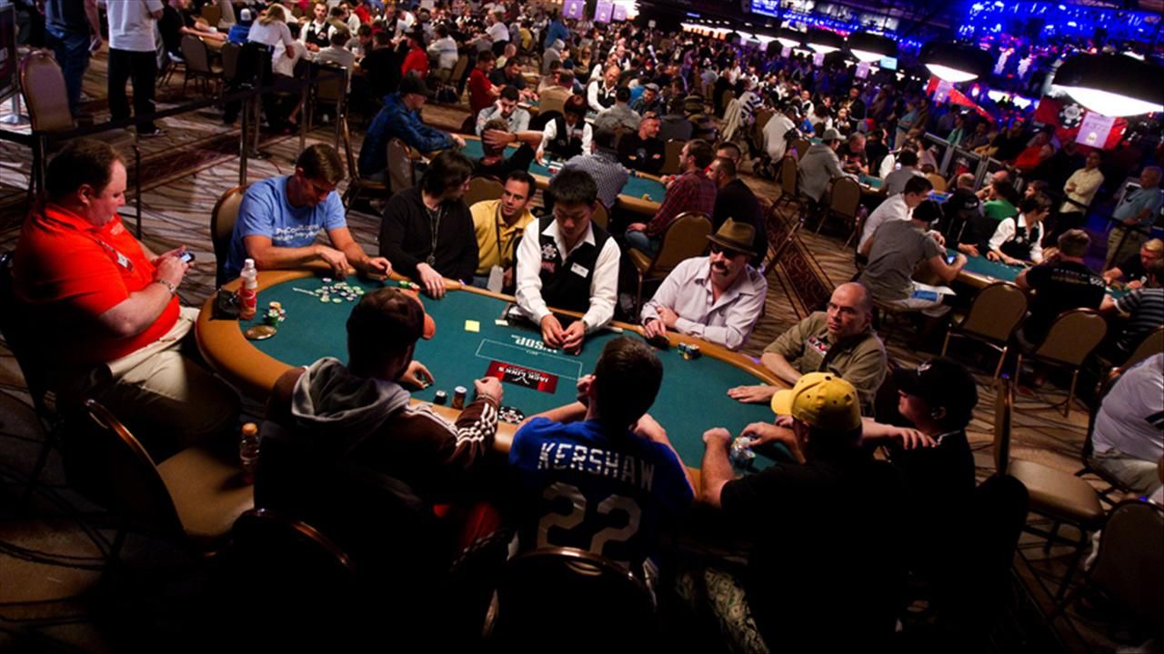 Покерные турниры собирают тысячи людей